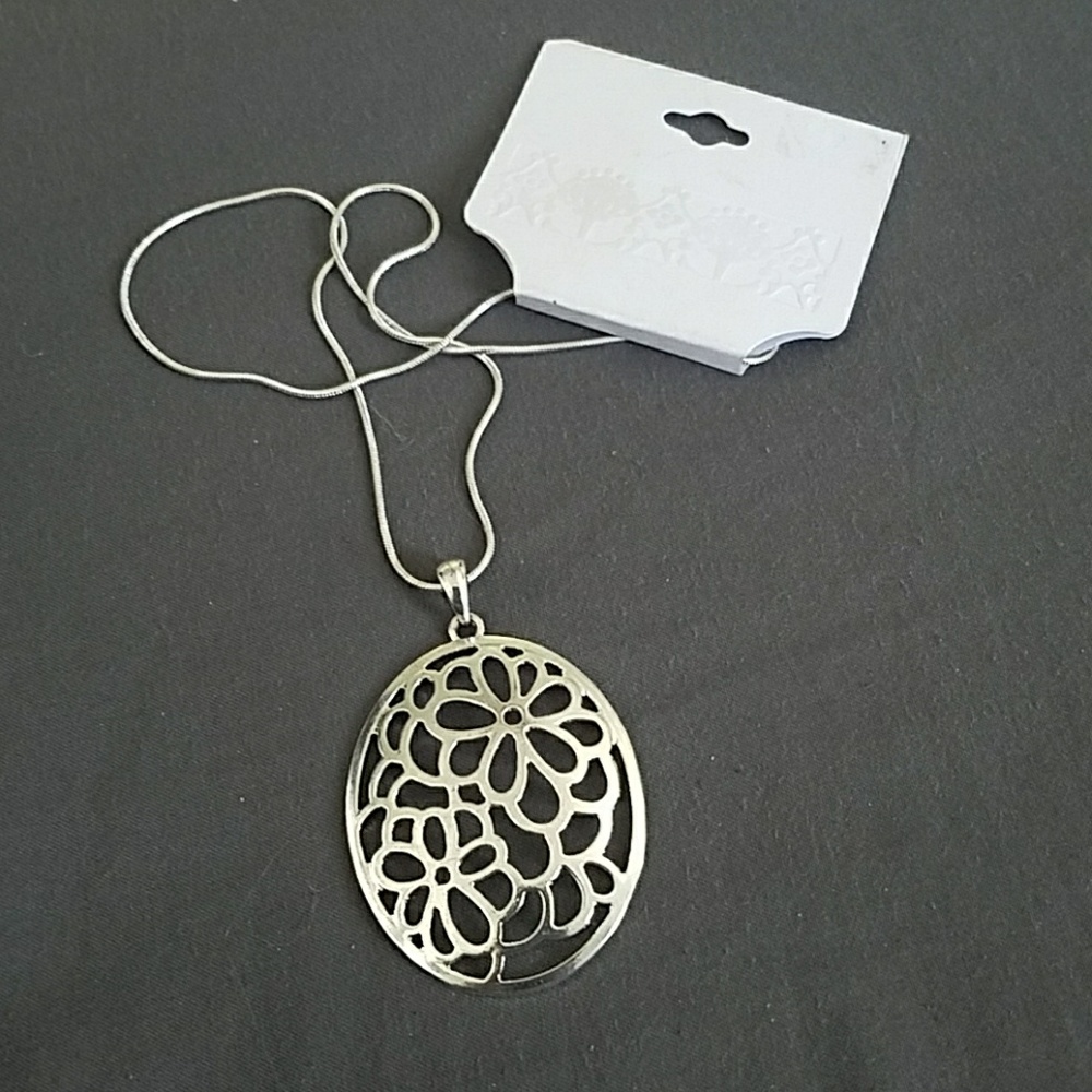 Silver tone womens necklace with beautiful pendant